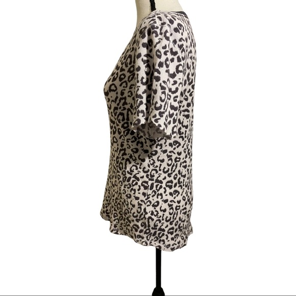 Victoria Secret 1/2 button down blouse short sleeve animal print size medium - Picture 7 of 9